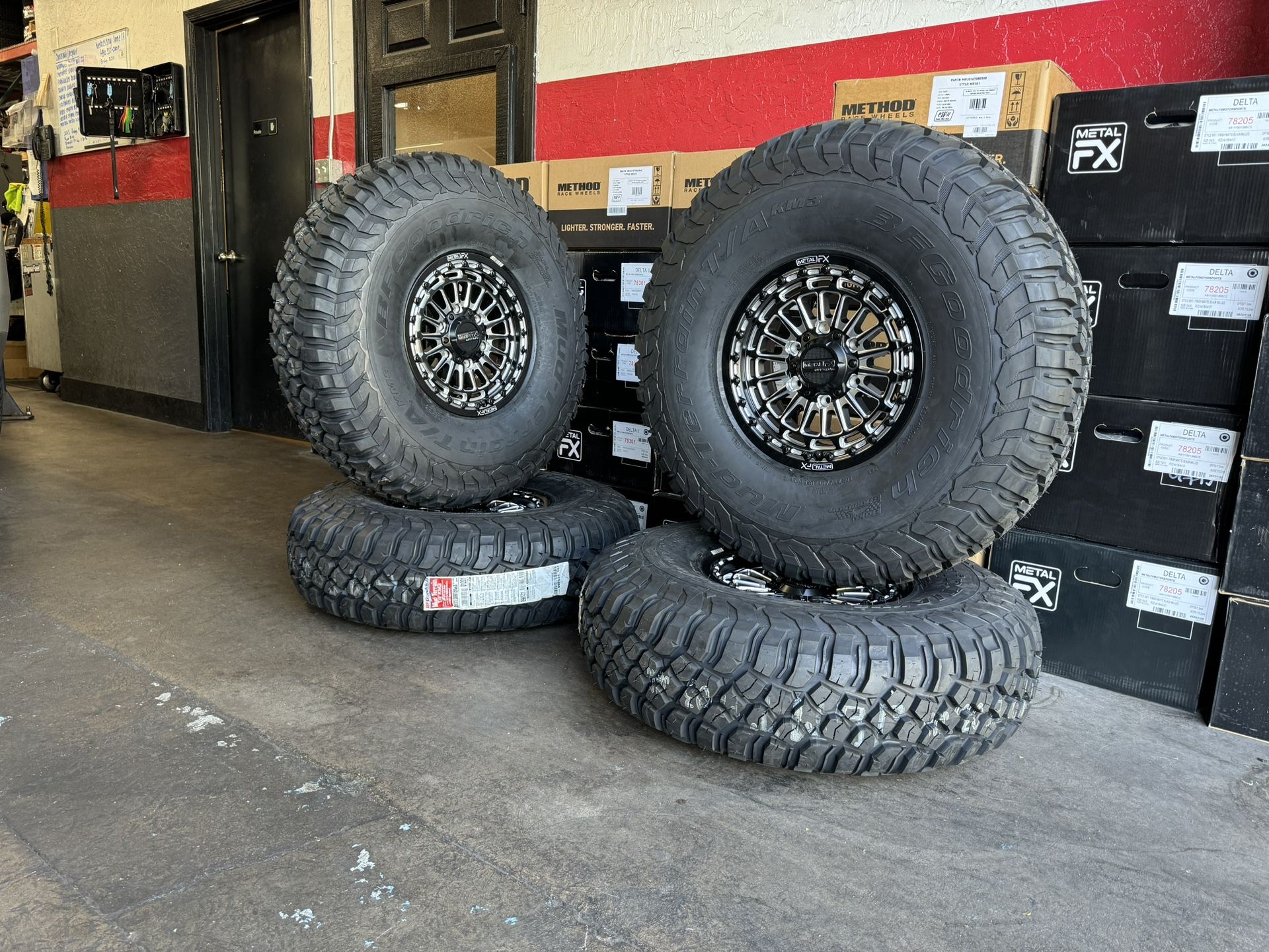 Metal FX Wheels / BFG KM3 35” Tires