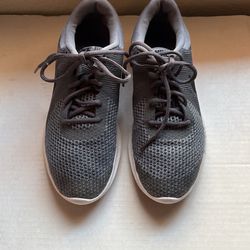 Nike Revolution 4 Size 7Y