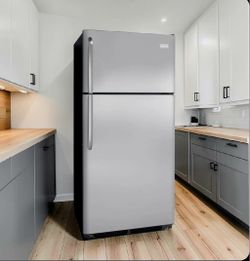 FRIGIDAIRE 110V FRIDGE EXCELLENT CONDITION AND VERY CLEAN