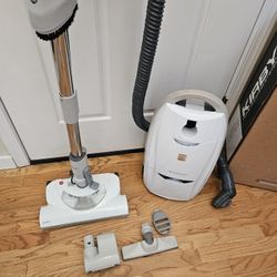 New Cond KENMOR CANIESTER VACUUM   , ATTACHMENT. , AMAZING POWER SUCES.   , WORKS EXCELLENT. , IN THE BOX 