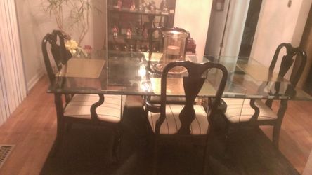 Like new Dinette set and Curio cabinet