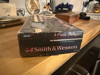 1996 Revell Collection Smith & Wesson .44 Magnum 4-Piece HO Scale Train Set (Item #3117)