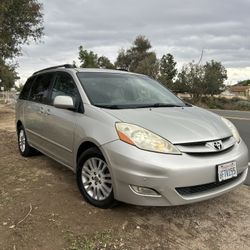 2009 Toyota Sienna, XLE Limited, Silver