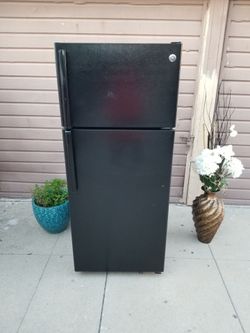 GE FRIDGE 28X29X67 17CUFT BLACK
