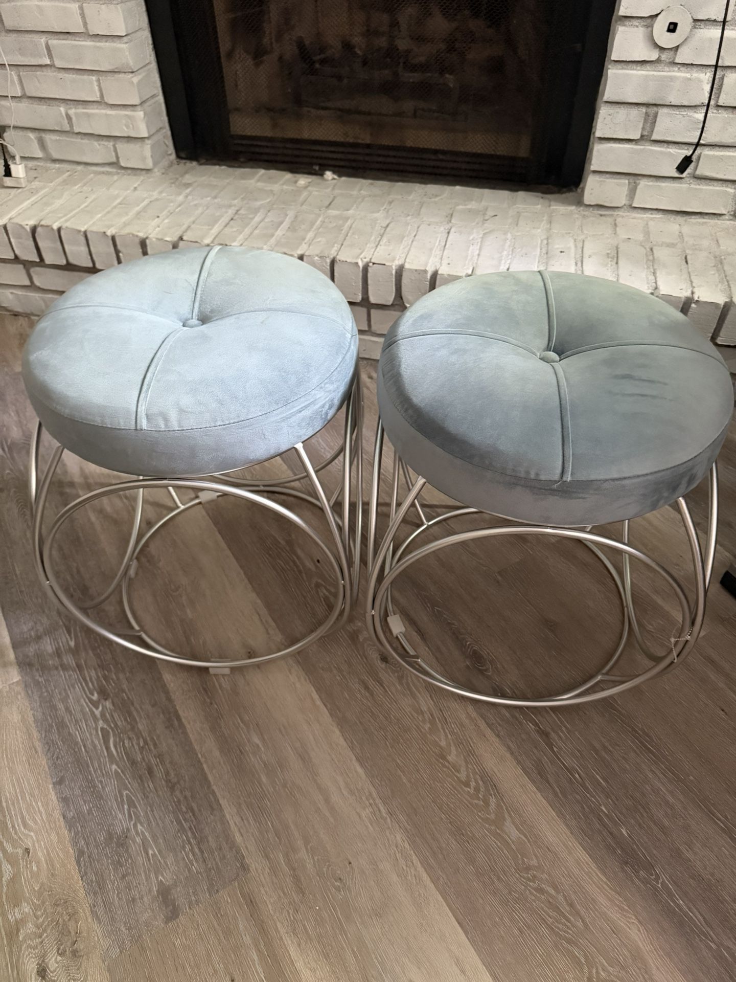 2 Seude Stools