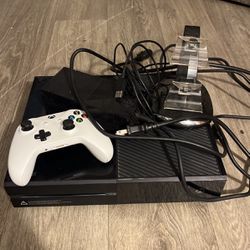 Xbox 1 With Controller And Charge Station 