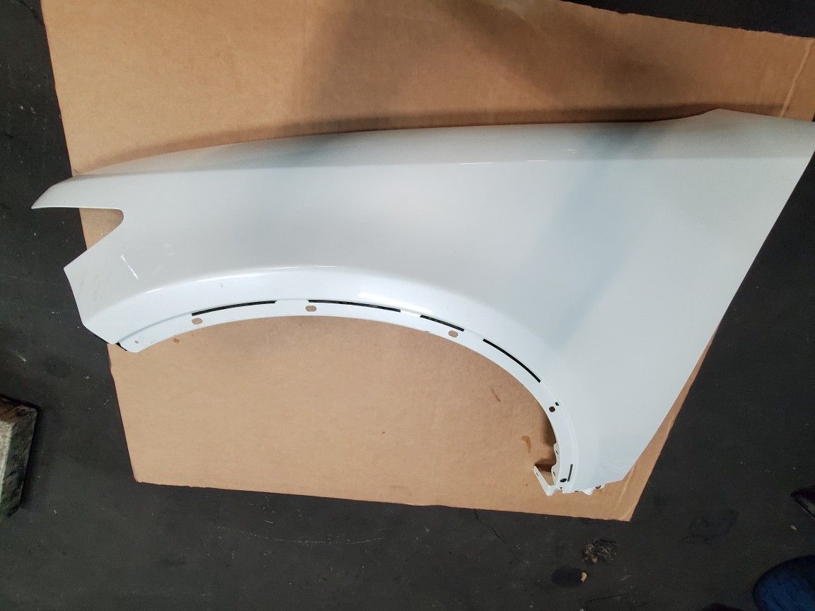 Infinity FX35 Drivers Side Front Fender pearl White.