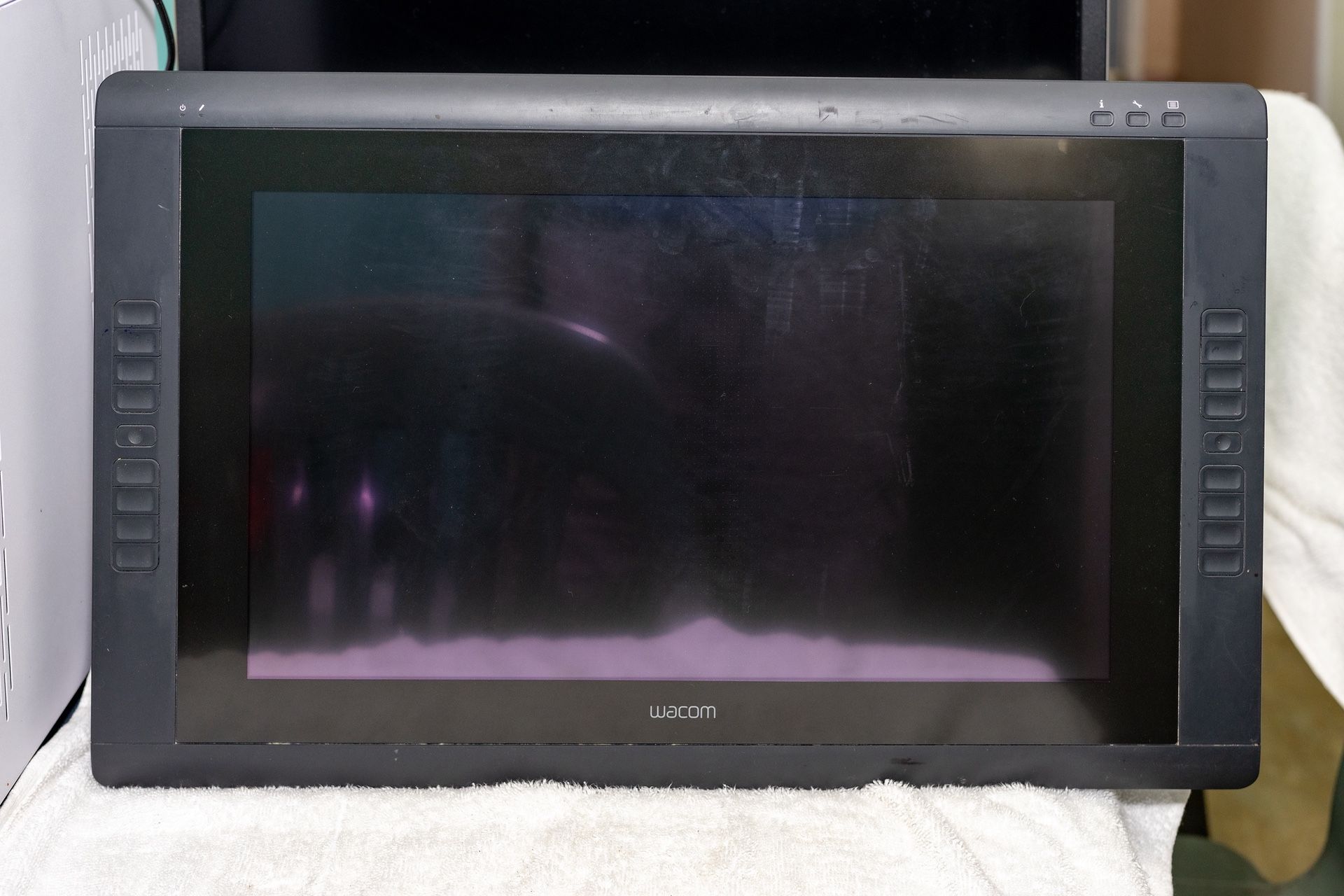 WACOM Cintiq 22 Drawing Tablet 22” Full HD Display w/Tilt Response