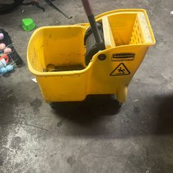 Rubbermaid Commercial Products Tandem 31-Quart Bucket and Wringer, Yellow