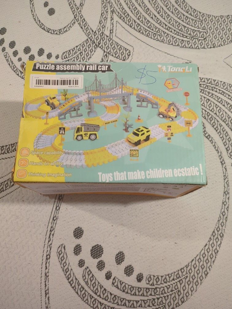 Toys- Track & Bridge w/4 Trucks