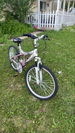 Shogun Shockwave 2400 pink mountain bike with 21 speeds and 24-inch wheels.