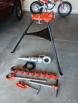 Ridgid pipe threader set 1/4" to 2" with 700 and Tristand