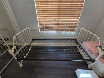 Metal daybed