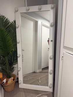Hollywood style mirror