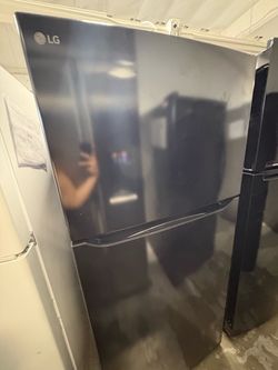 LG Top-Freezer Refrigerator Black Stainless