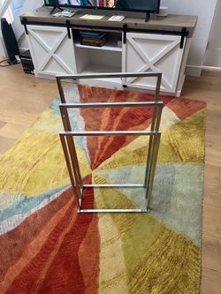 Floor towel rack