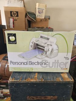 Cricut Personal Electronic Cutter w George & Basic Shapes Cartridge