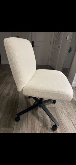 Room Essentials Cream Bouclé Swivel Office Chair
