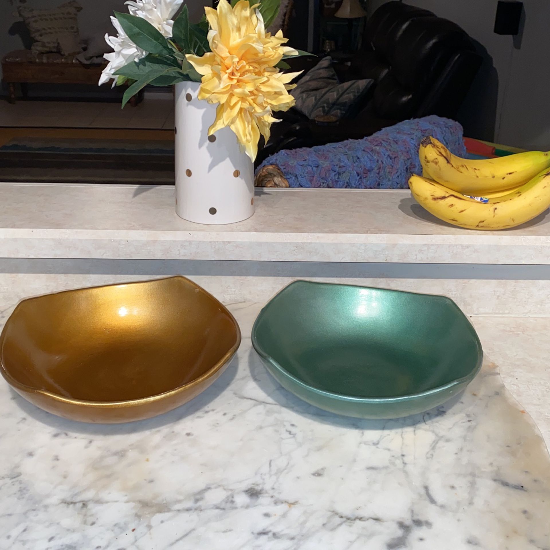 2 Ceramic ornamental bowls