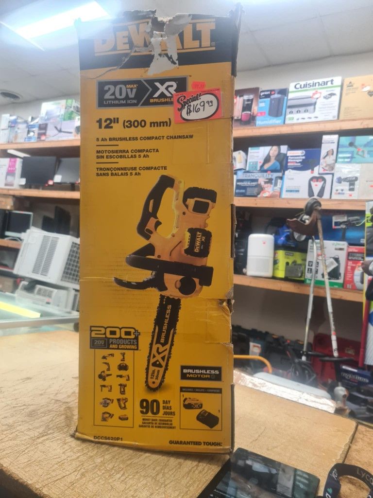 DEWALT 20V MAX* XR Chainsaw Kit, 5-Ah Battery, 12-Inch (DCCS620P1)