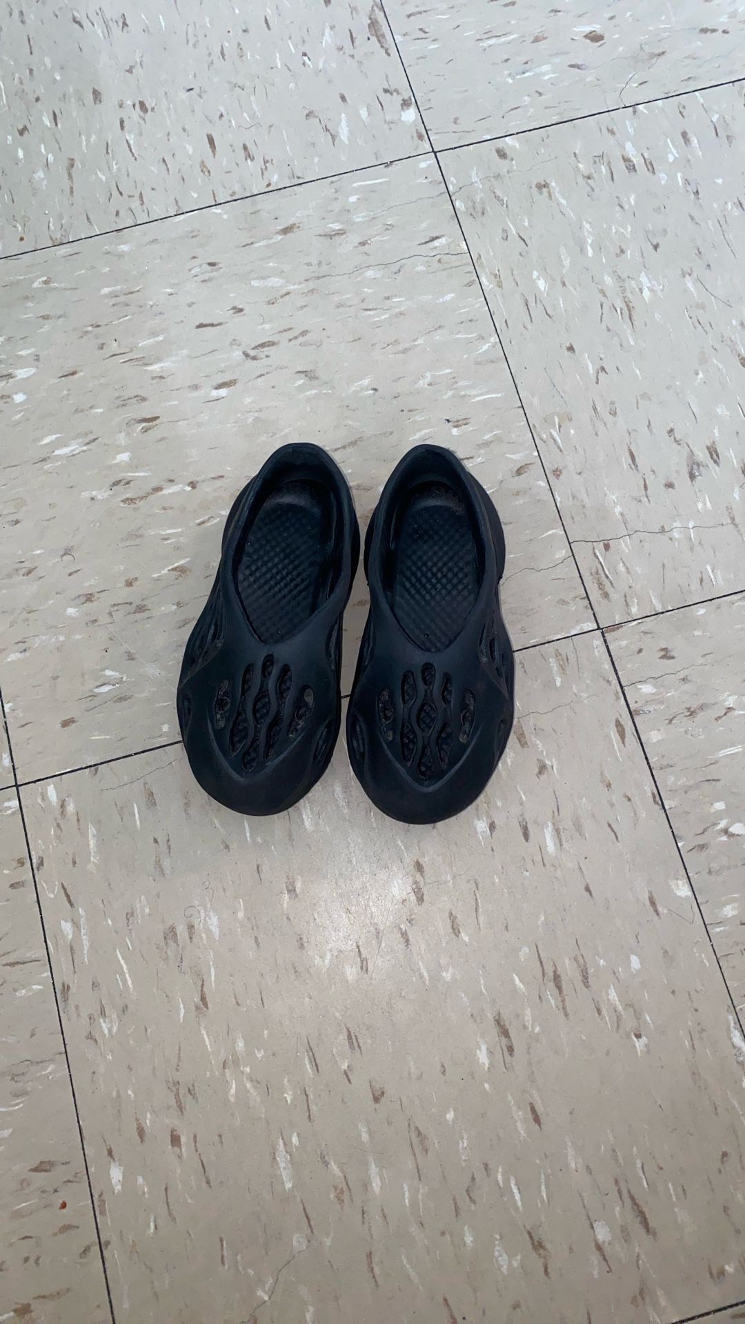 🖤 Kids Yeezy Foam Runners – Black, Size 8 (24/25 EU) Worn !