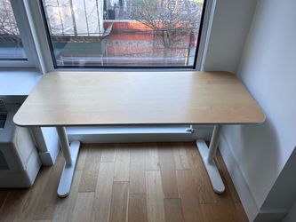 IKEA BEKANT Desk 55"x24" - Manual Height Adjustable