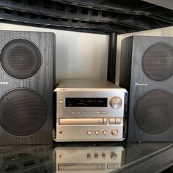 Yamah crx e150 cd receiver and two pioneer speakers