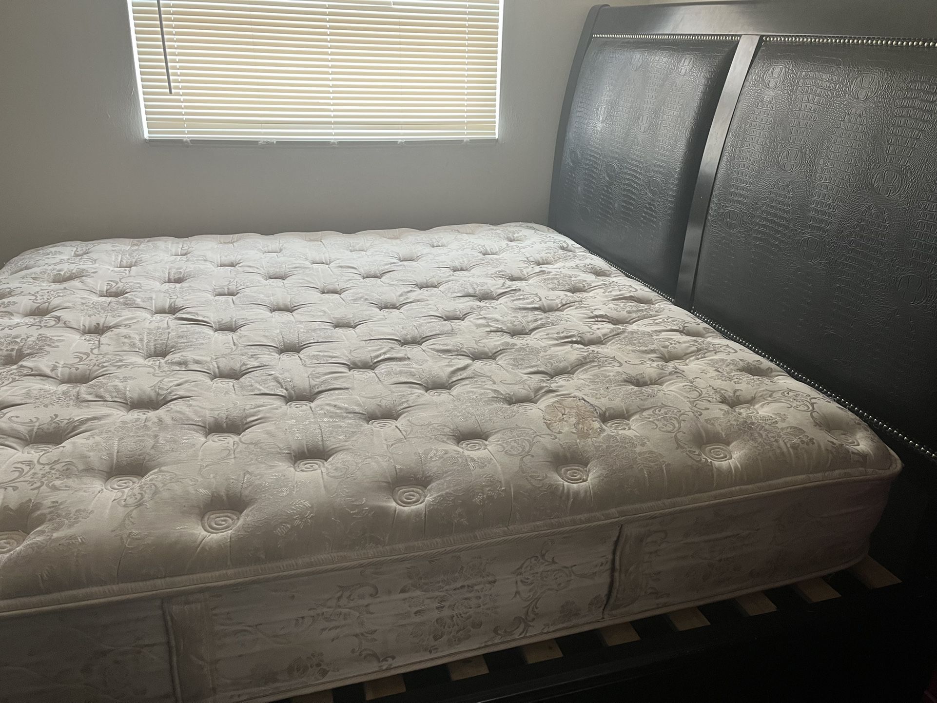 Mattress and bed