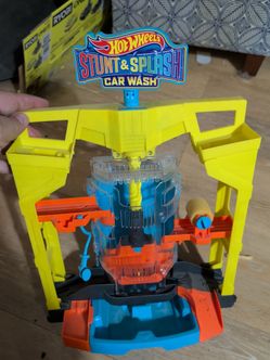 Hot Wheels Stunt & Splash Car Wash Playset