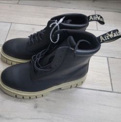 DR MARTENS SIZE 10 MENS NEW
