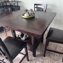 Dining Room Table & Chairs