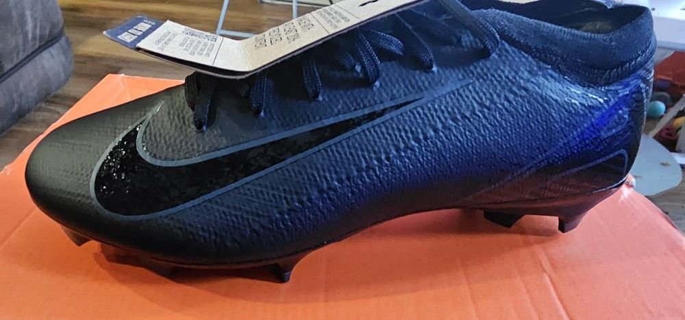 New Nike Soccer Cleats Size 5