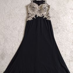 Extra Large XL formal dress Women sweetheart neckline evening gown Night scene

Beautiful sequined black and gold dress, mermaid style with stretchy m