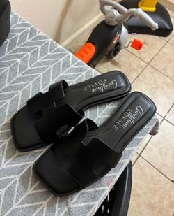 Woman’s sandals size 6