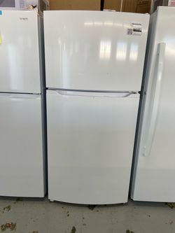 New Frigidaire 28 in 14 Cu Ft Top Freezer Refrigerator