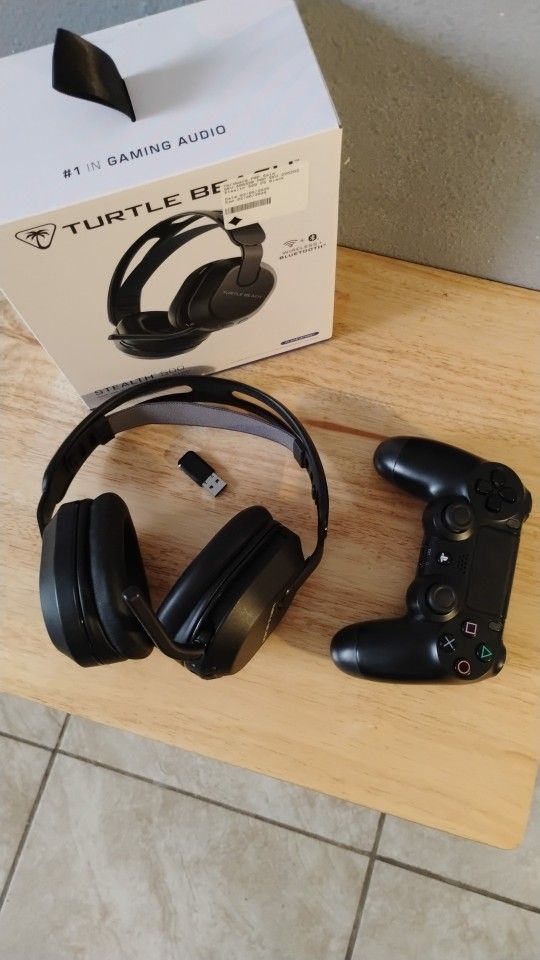 PlayStation 4 + Controller + Wireless Headset