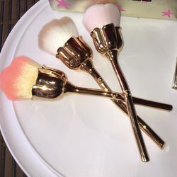 ROSE SHAPED MAKE UP BRUSHES PERFECT FOR MOTHERS DAY 