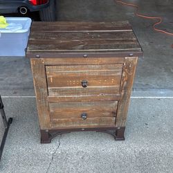 1 Dresser & 2 Nightstands 