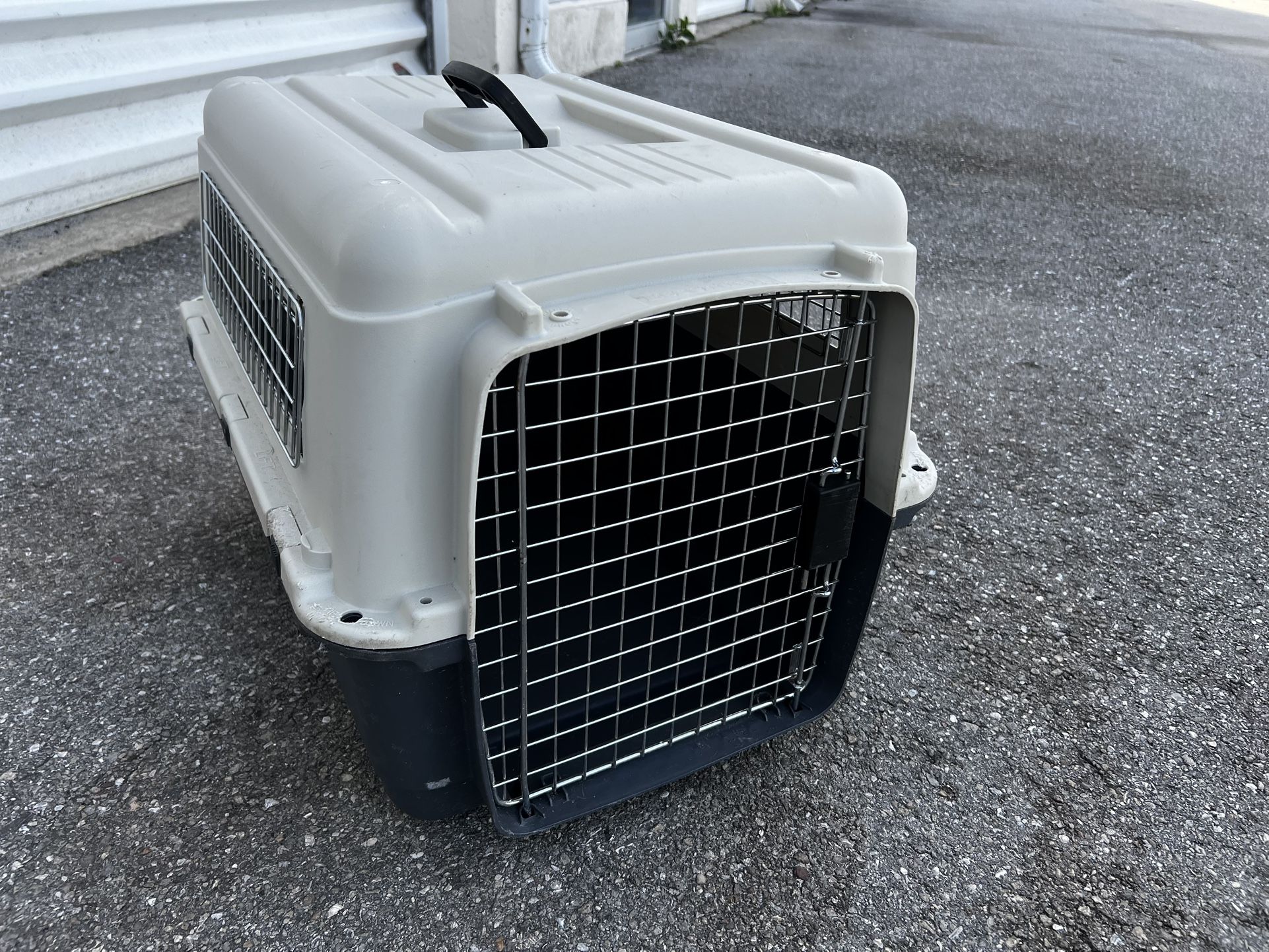 Medium Sized Airline Approved Plastic Pet Carrier Kennel Crate! Good condition! For Dogs up to 30lbs 27x22x19in