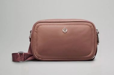 Lululemon Crossbody Camera Bag 2L Twilight Rose