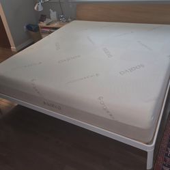 Saatva  Contour5 Mattress, Firm, King, Like New, Perfect Condition