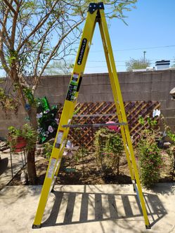 8ft Louisville Fiberglass Step Ladder | Escalera