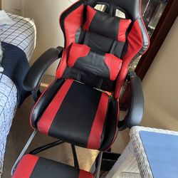 Gaming chair with kickstand