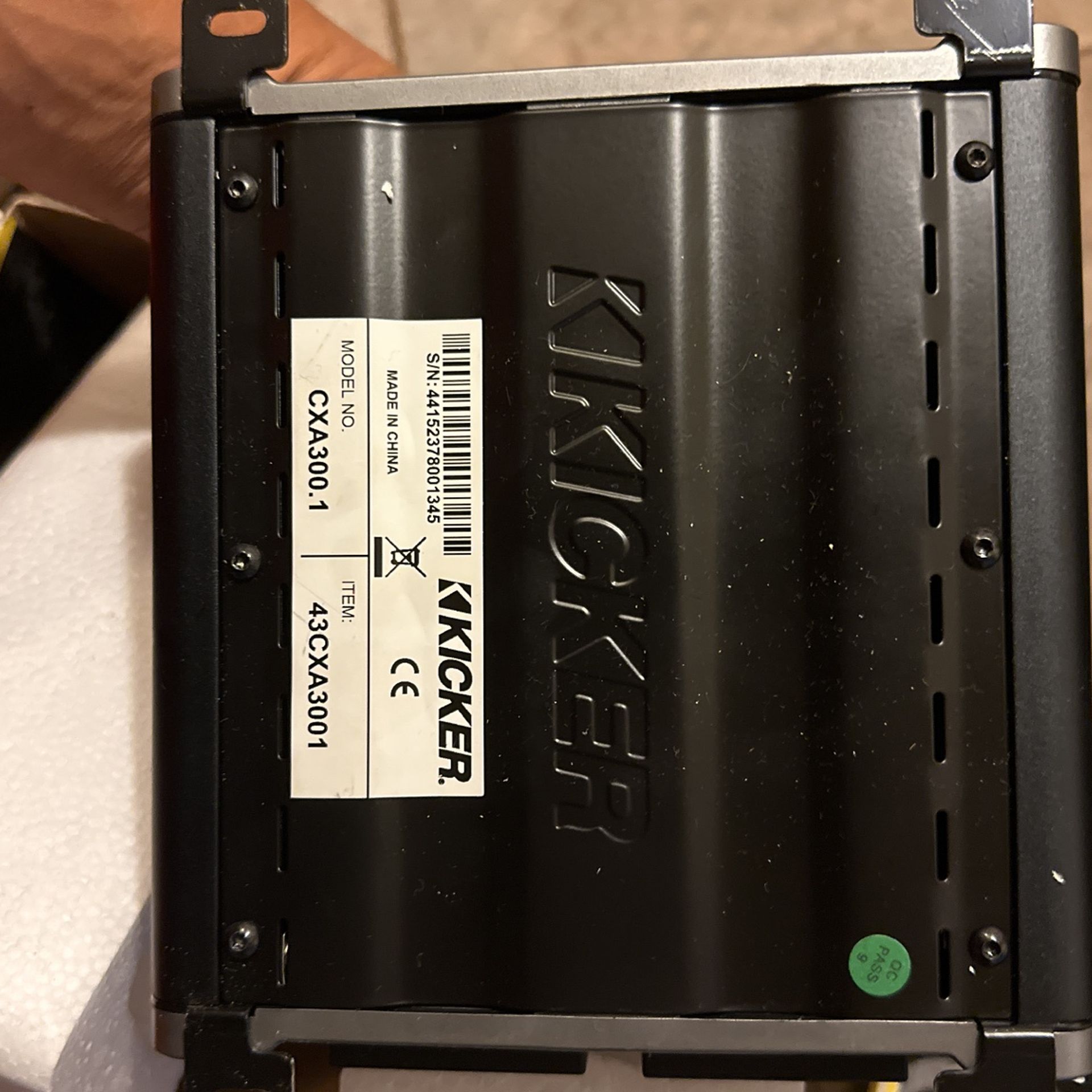 KICKER 600W MAX With A 10” KICKER Comp Speaker & sub Box