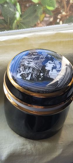 Porcelain box made in Hungary by Hollohaza Art Nouveau design.