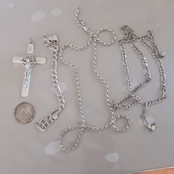 Dos Cadenas Una Pulcera Un Dije Y Una Moneda  Todo Es Plata