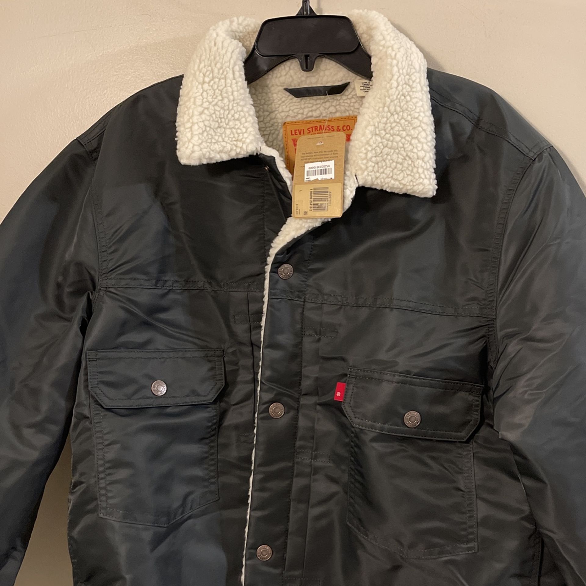 NWT Levi’s Sherpa Trucker Jacket Large. No Deliveries