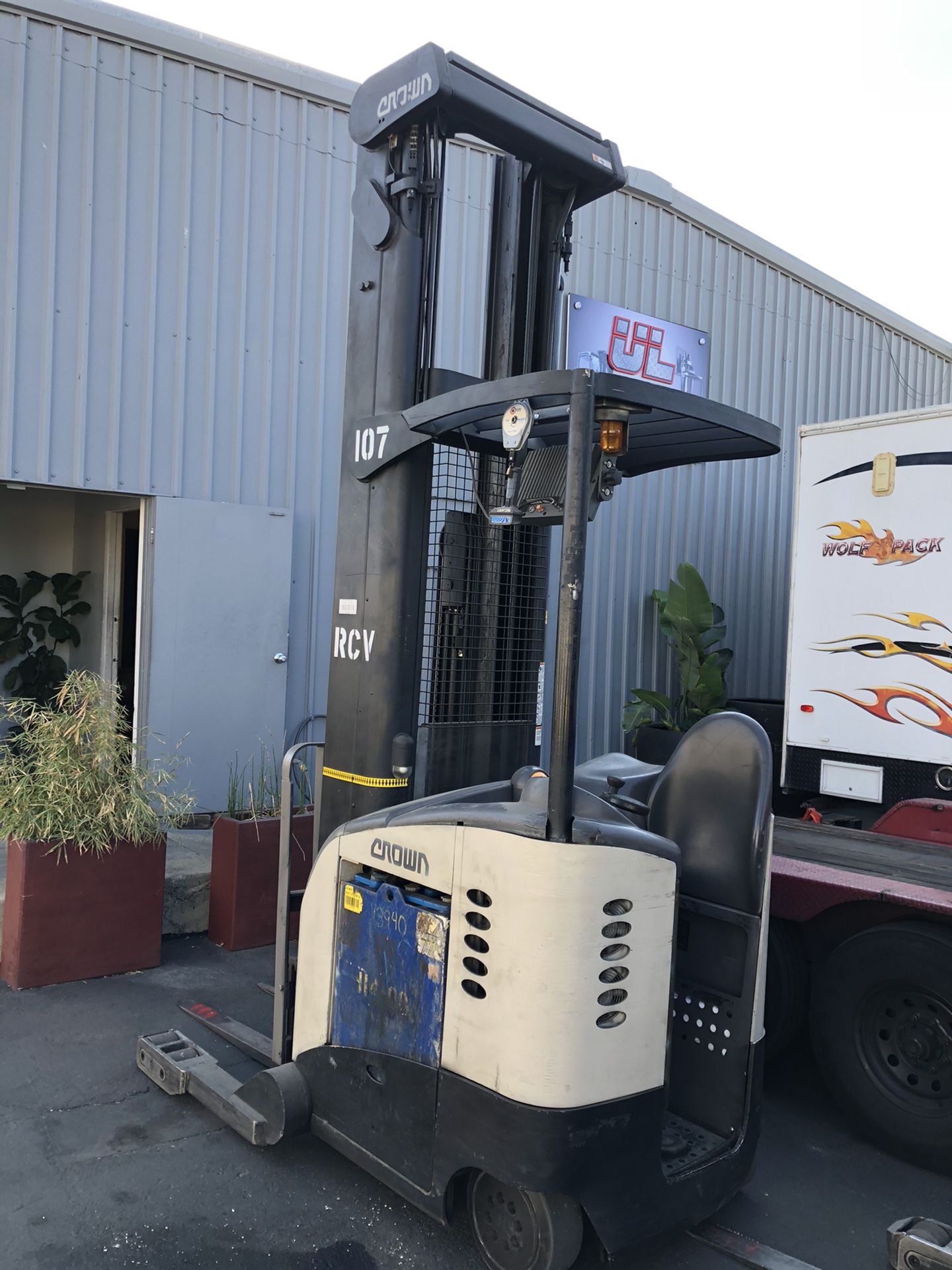 CROWN ELECTRIC FORKLIFT REACH STAND UP