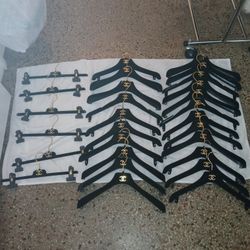 28 VELVET CC HANGERS 