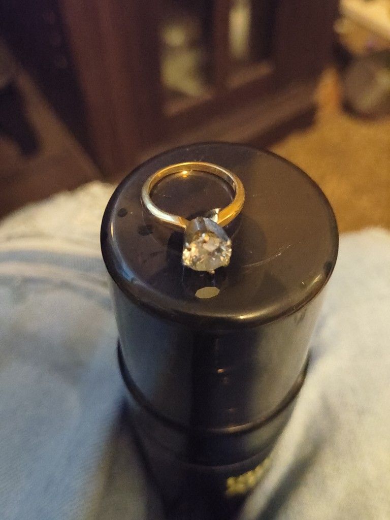 4kt Diamond Ring. 14k Gold